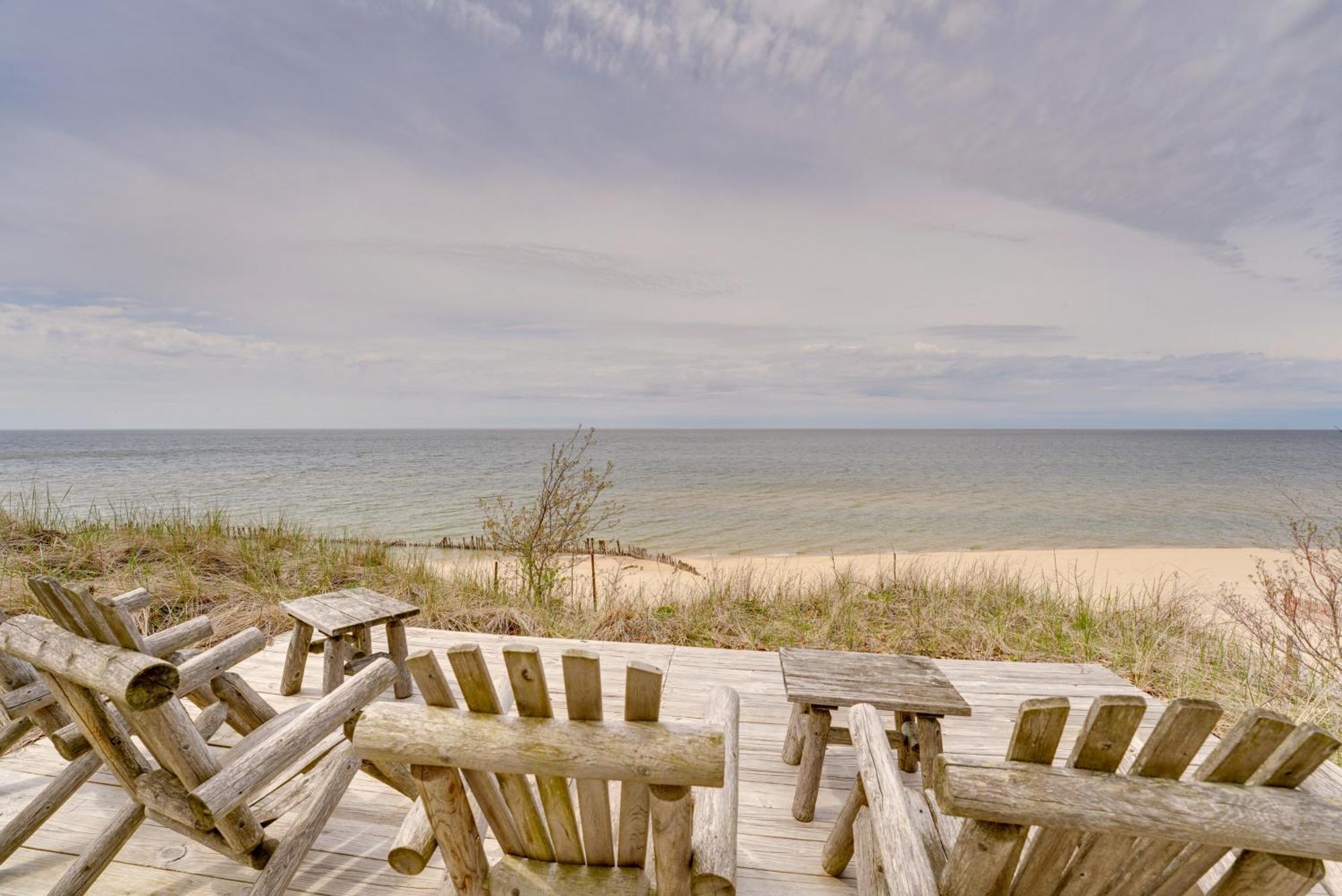 Beachfront Lake Michigan Cottage With Fire Pit And Deck Muskegon Exterior photo