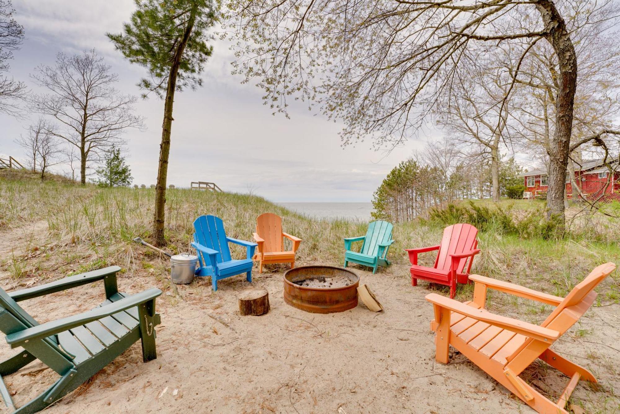 Beachfront Lake Michigan Cottage With Fire Pit And Deck Muskegon Exterior photo